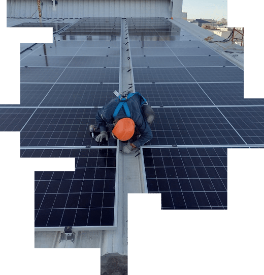 Técnico de Bruder Green durante la instalación de un sistema fotovoltaico industrial